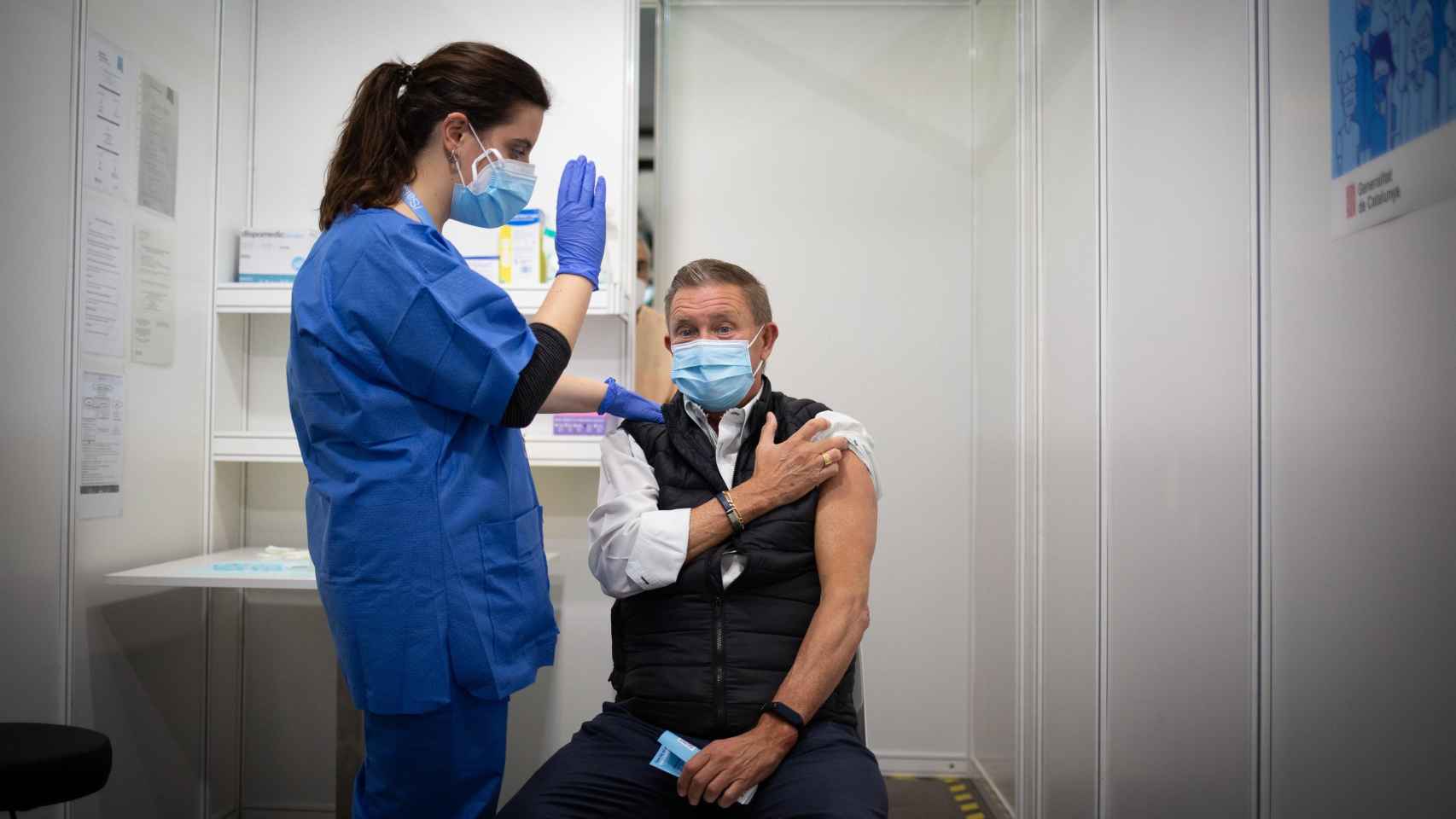 Una profesional sanitaria inocula una vacuna contra el coronavirus en la Fira de Barcelona / DAVID ZORRAKINO - EUROPA PRESS