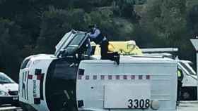 Un furgón de Mossos volcado tras la persecución al porsche / USPAC