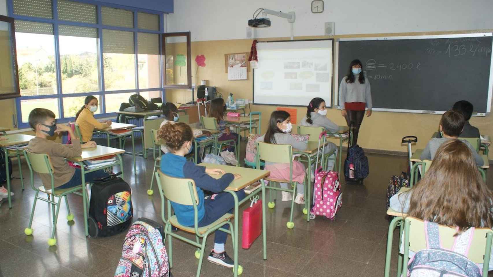 Alumnos de un colegio de primaria, donde los contagios siguen subiendo / EP