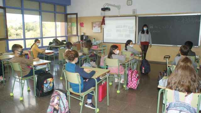 Alumnos de un colegio de primaria, donde los contagios siguen subiendo / EP