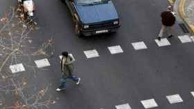Peatones cruzan un paso de cebra durante el estado de alarma / EFE