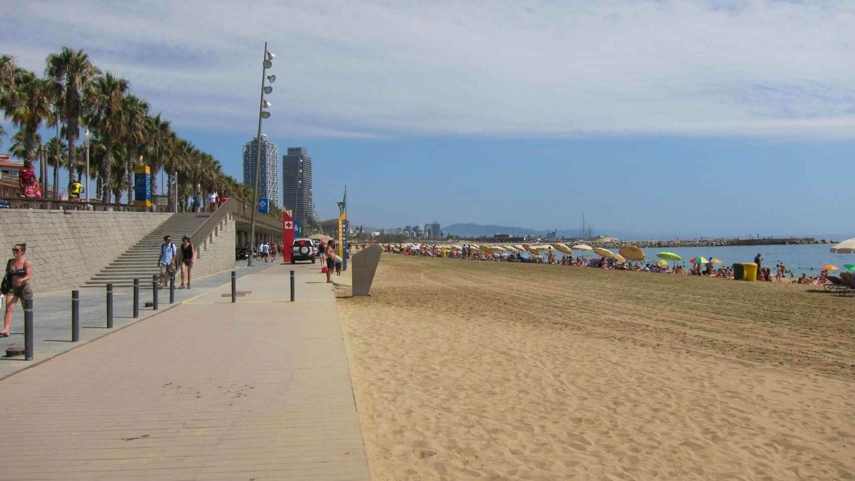 La playa de Barcelona en 2019, con bañistas en su arena / EP