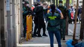 Agentes de la Guardia Civil detienen al presunto yihadista en un domicilio de Barcelona / EUROPA PRESS