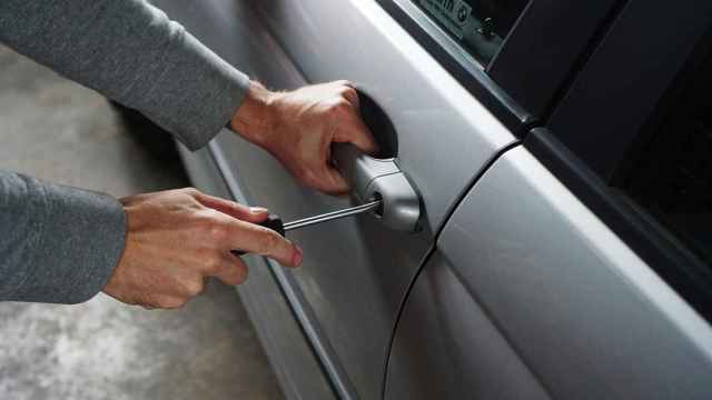 Unos ladrones tratan de robar un coche / CG