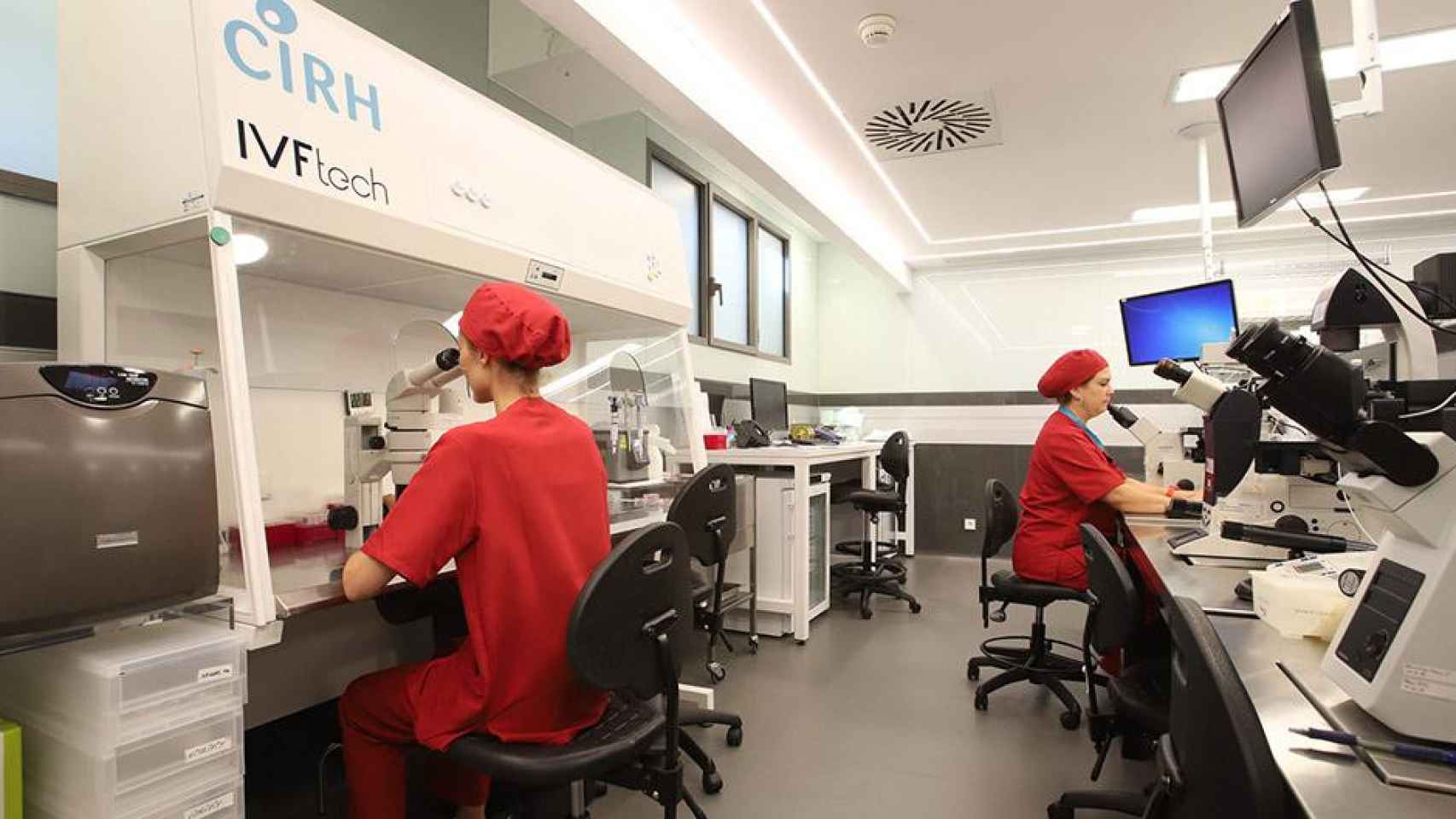 Investigadores del laboratorio CIRH Eugin han testado el chip que selecciona los espermatozoides con menor daño en su ADN / CG