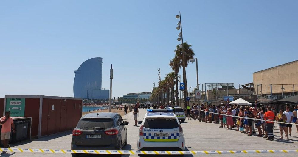 La playa de Sant Sebastià, en el barrio de la Barceloneta, desalojada por la presencia de un artefacto explosivo / TWITTER PP