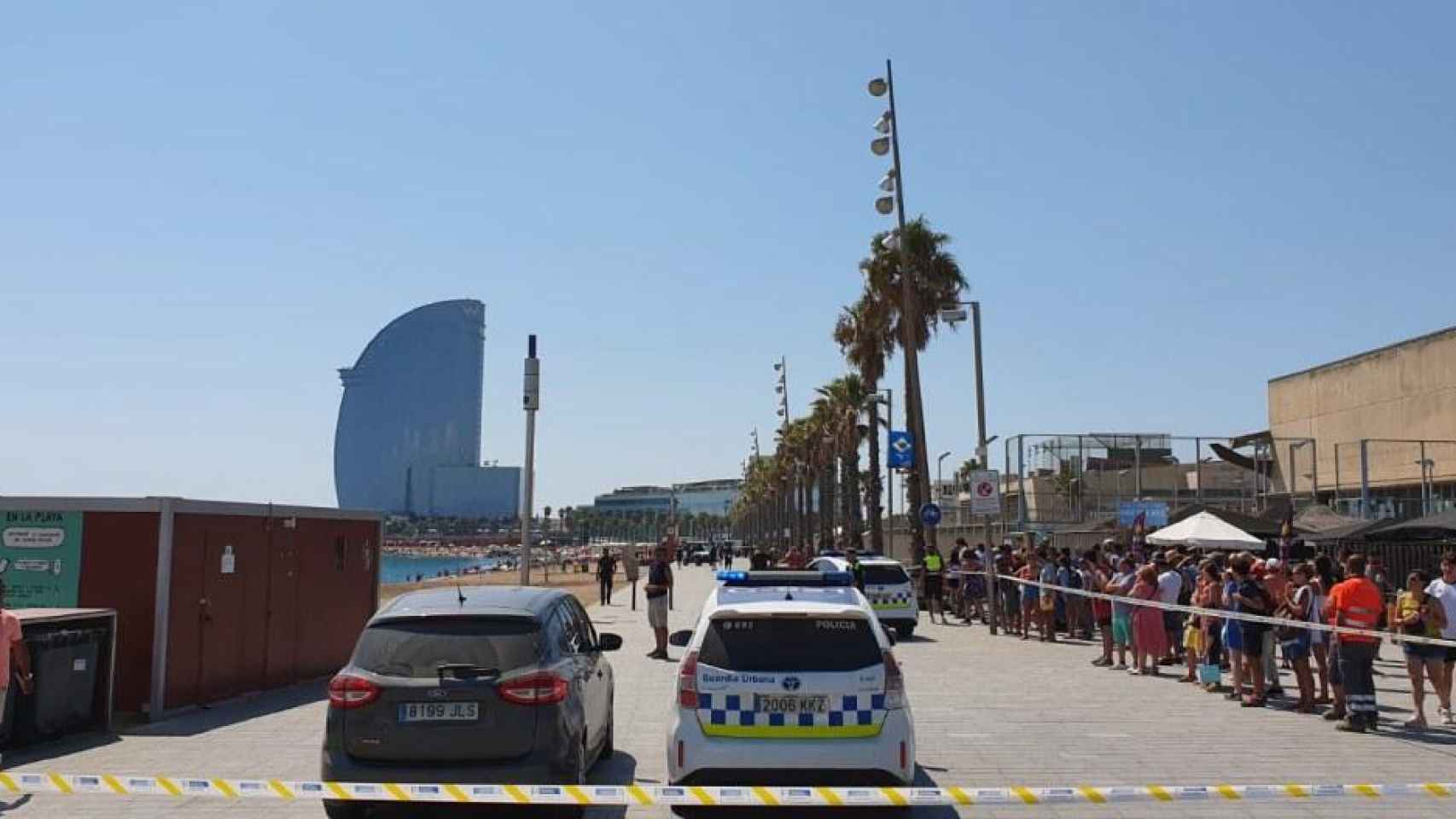 La playa de Sant Sebastià, en el barrio de la Barceloneta, desalojada por la presencia de un artefacto explosivo / TWITTER PP