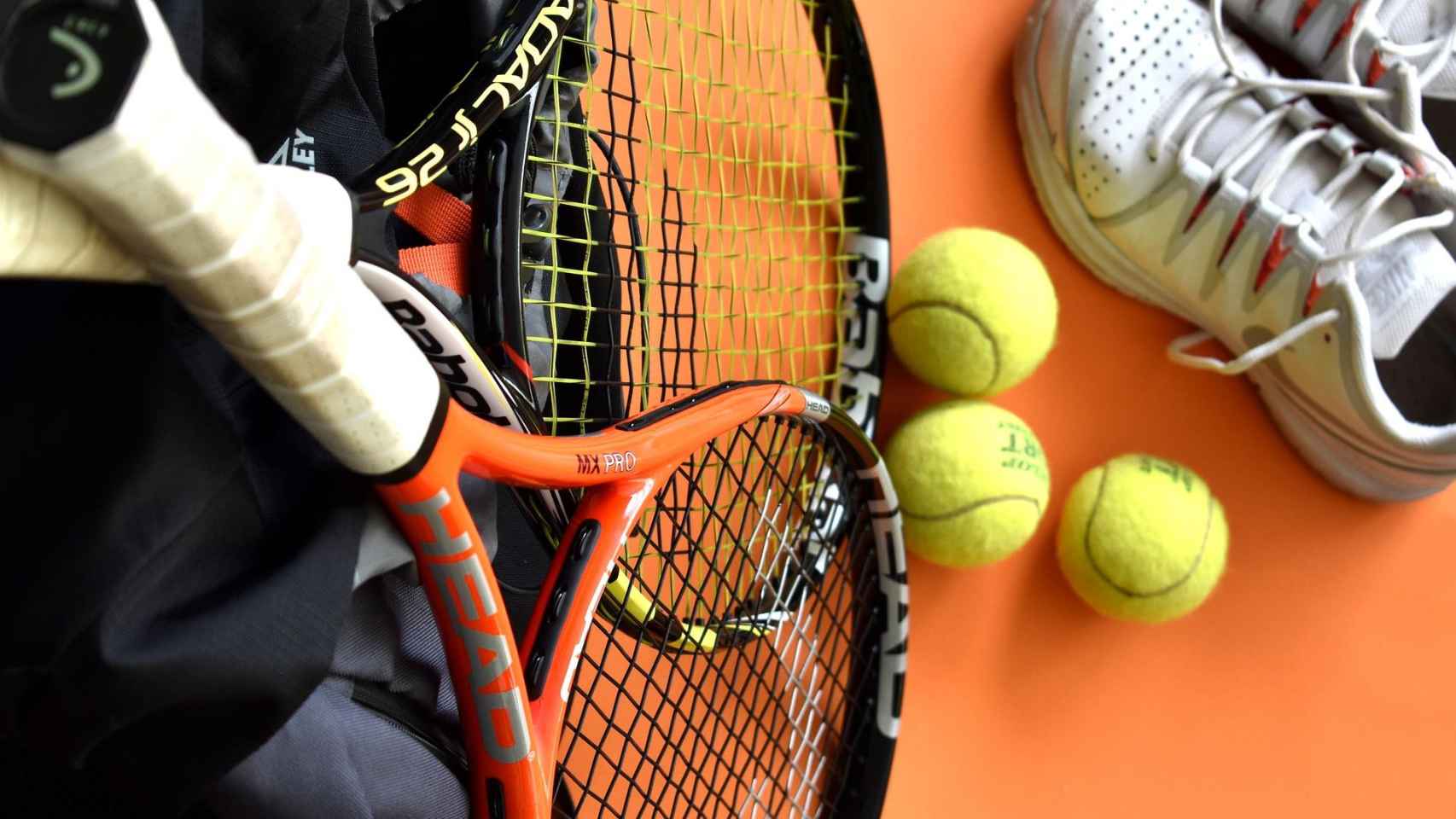 Raquetas de tenis y resto de equipamiento para practicar este deporte / PIXABAY