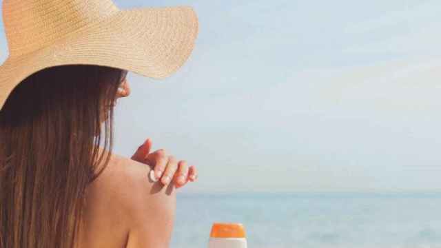 Una mujer echándose crema solar /Creative Commons Seis recomendaciones para cuidar la piel en verano