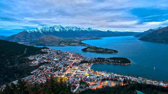 Imagen aérea de Queenstown, en Nueva Zelanda, el destino que eligen muchos jóvenes viajeros como vía de escape / CG