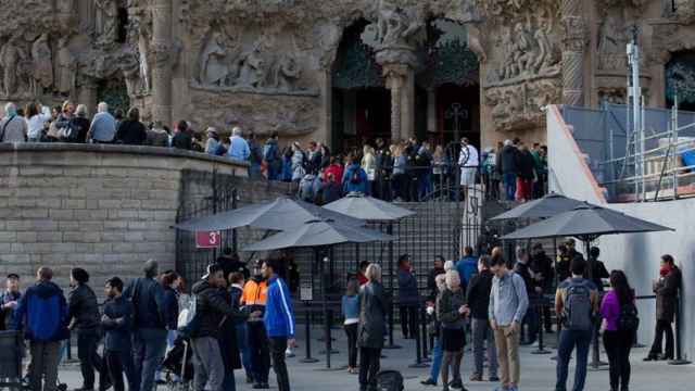 Turistas en la entrada de la Sagrada Familia / EFE