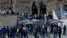 Turistas en la entrada de la Sagrada Familia / EFE