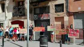 Protesta de un grupo de prostitutas del Raval, en la que participa el concejal de la CUP, Josep Garganté / TWITTER