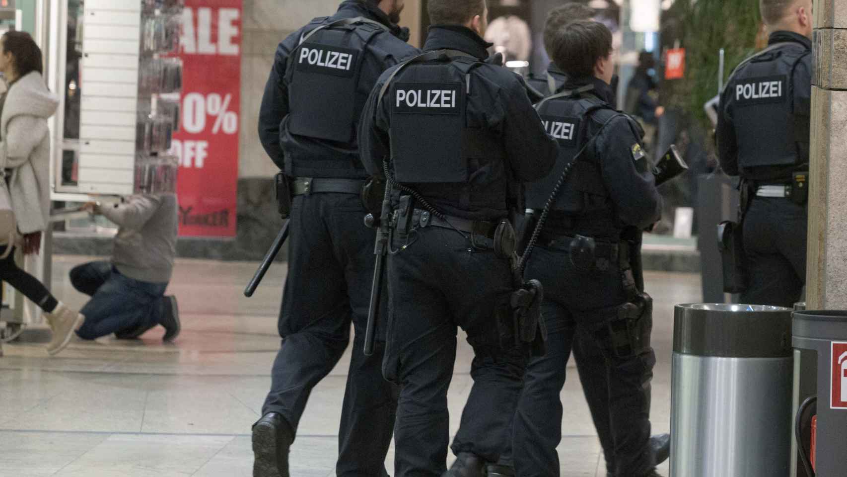 Agentes de policía patrullan el centro comercial de Oberhausen (Alemania) tras la detención de dos sospechosos que planeaban un atentado / EFE