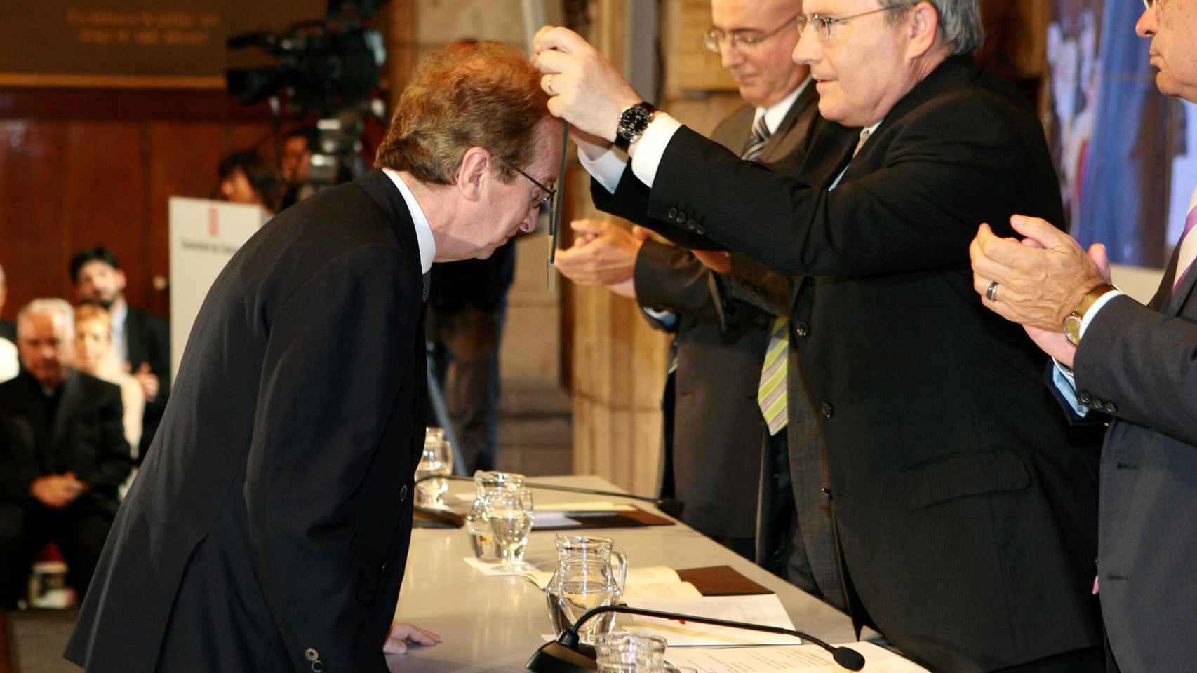 Eduard Bajet recibe de manos del presidente de la Generalitat, José Montilla, la Creu de Sant Jordi correspondiente a 2007 / EFE