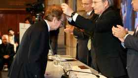 Eduard Bajet recibe de manos del presidente de la Generalitat, José Montilla, la Creu de Sant Jordi correspondiente a 2007 / EFE