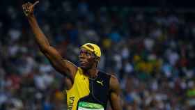 Usain Bolt saluda al público tras conseguir la medalla de oro de los 100 metros lisos en Río. / EFE
