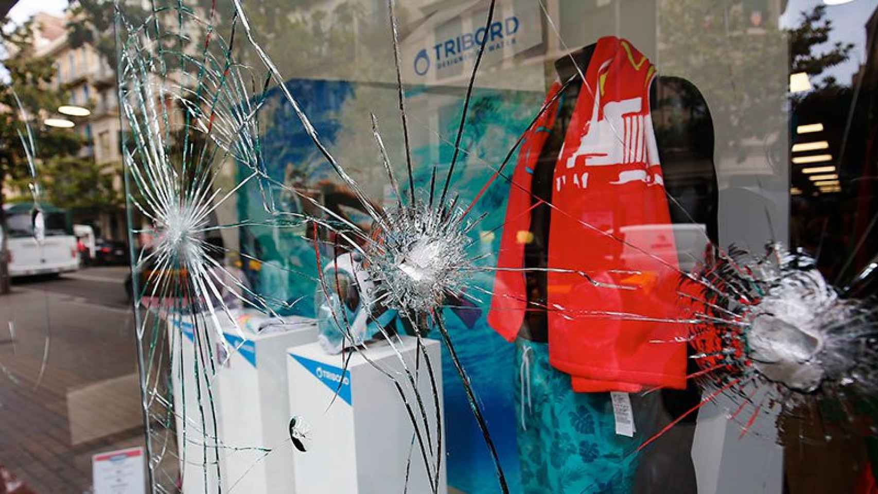 Los cristales de la tienda de una multinacional, rotos después del tercer día de disturbios en el barrio de Gràcia.