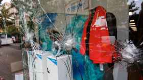 Los cristales de la tienda de una multinacional, rotos después del tercer día de disturbios en el barrio de Gràcia.