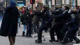 Manifestantes se enfrentan a la policía durante una protesta vinculada con la cumbre del clima de París.