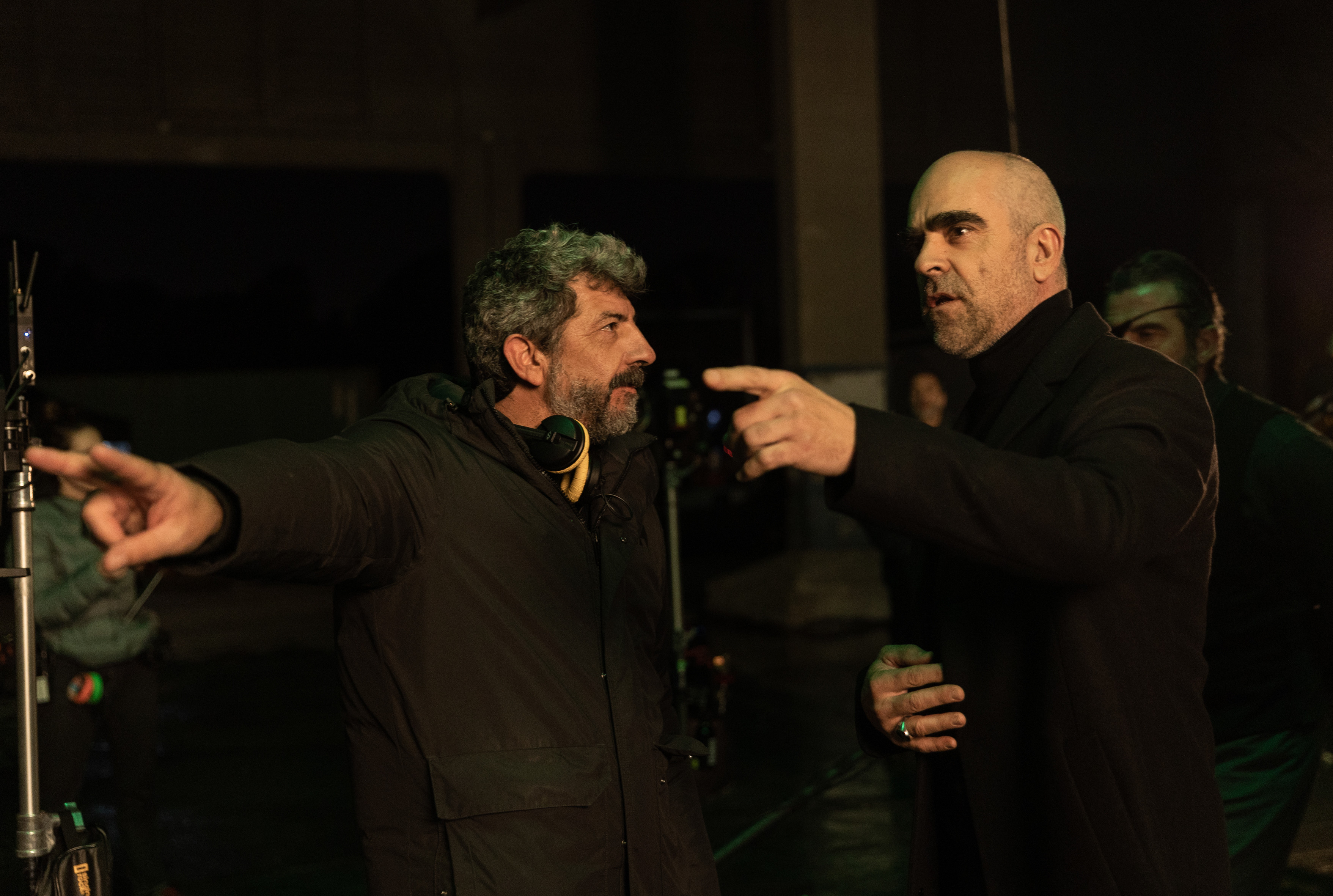 El cineasta Alberto Rodríguez da instrucciones a Luis Tosar durante el rodaje de Los 5 pasos / DAMM
