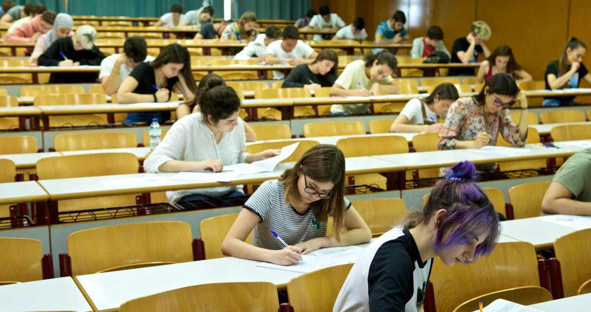 Estudiantes en un examen de selectividad / EUROPA PRESS