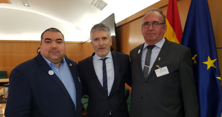 El Ministro del Interior, Fernando Grande-Marlaska (c) y el presidente de SOS Desaparecidos, Joaquín Amills / MINISTERIO DEL INTERIOR