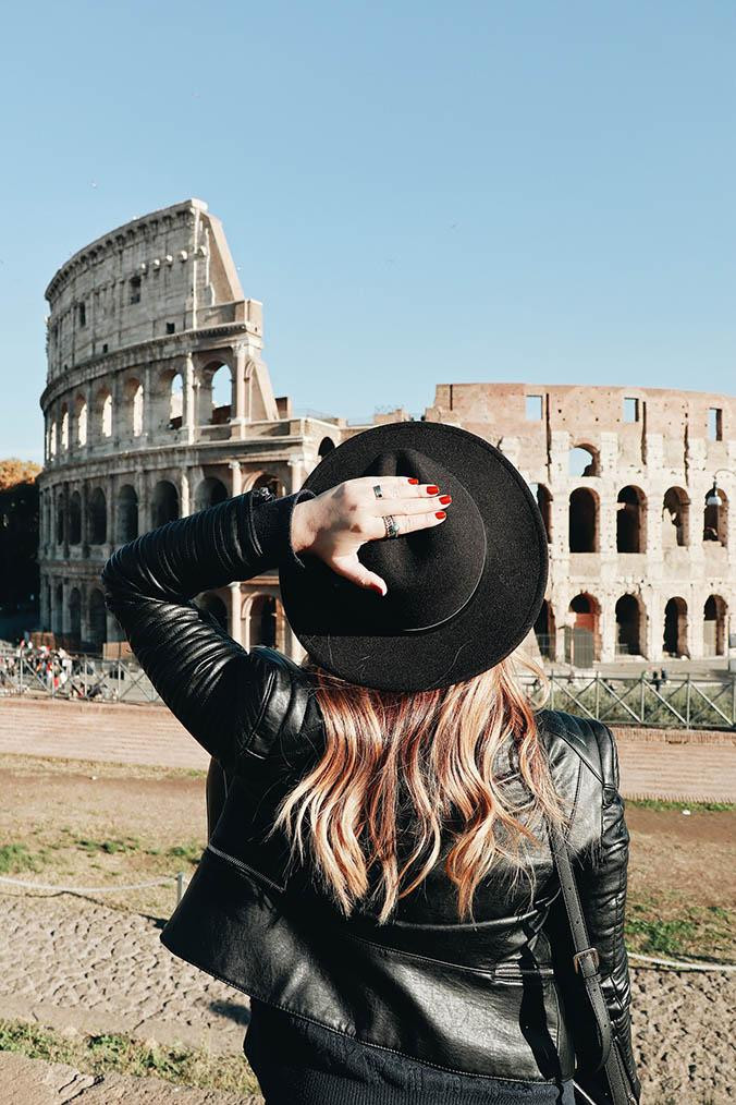 Una viajera visitando el Coliseo / UNSPLASH