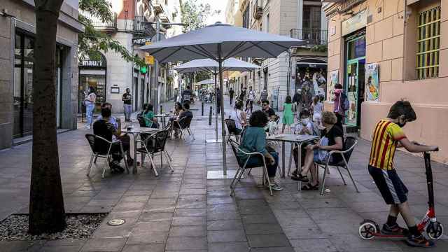 Terrazas llenas en una calle de Barcelona, en una imagen de archivo / FOMENT
