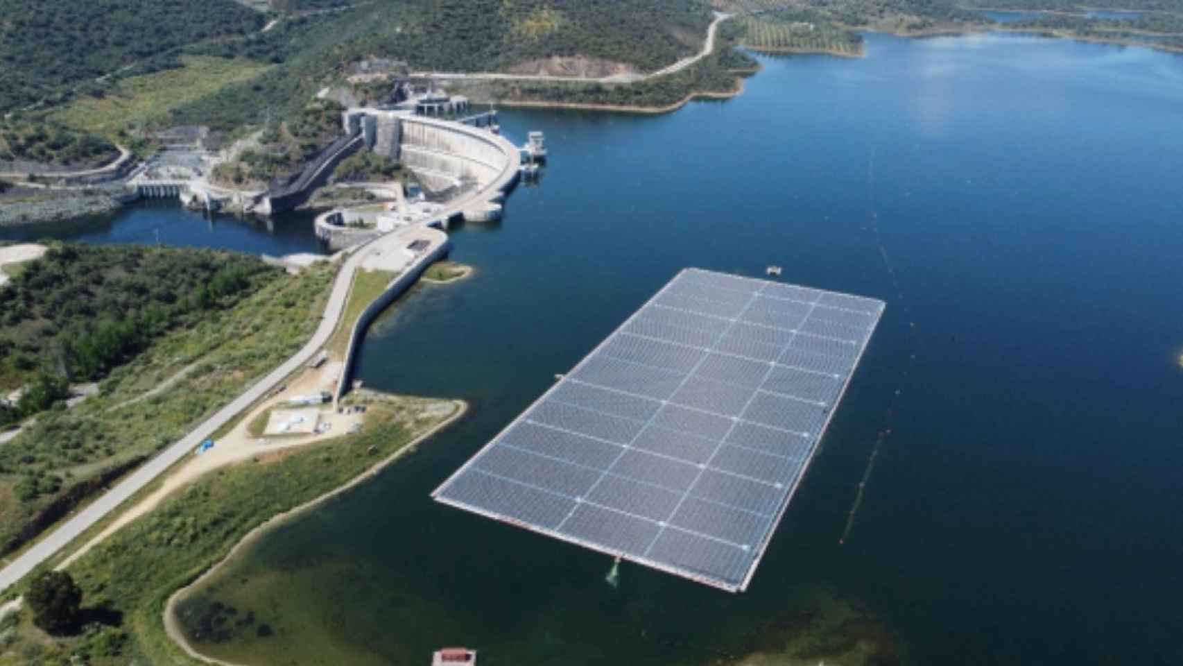 Parque solar flotante diseñado por Isigenere / CEDIDA