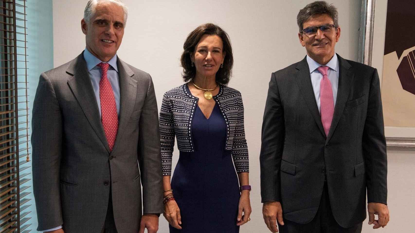 Andrea Orcel (izq.), tras el anuncio de su nombramiento como consejero delegado de Santander, y José Antonio Álvarez, actual CEO, flanquean a la presidenta, Ana Botín / EP