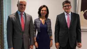 Andrea Orcel (izq.), tras el anuncio de su nombramiento como consejero delegado de Santander, y José Antonio Álvarez, actual CEO, flanquean a la presidenta, Ana Botín / EP