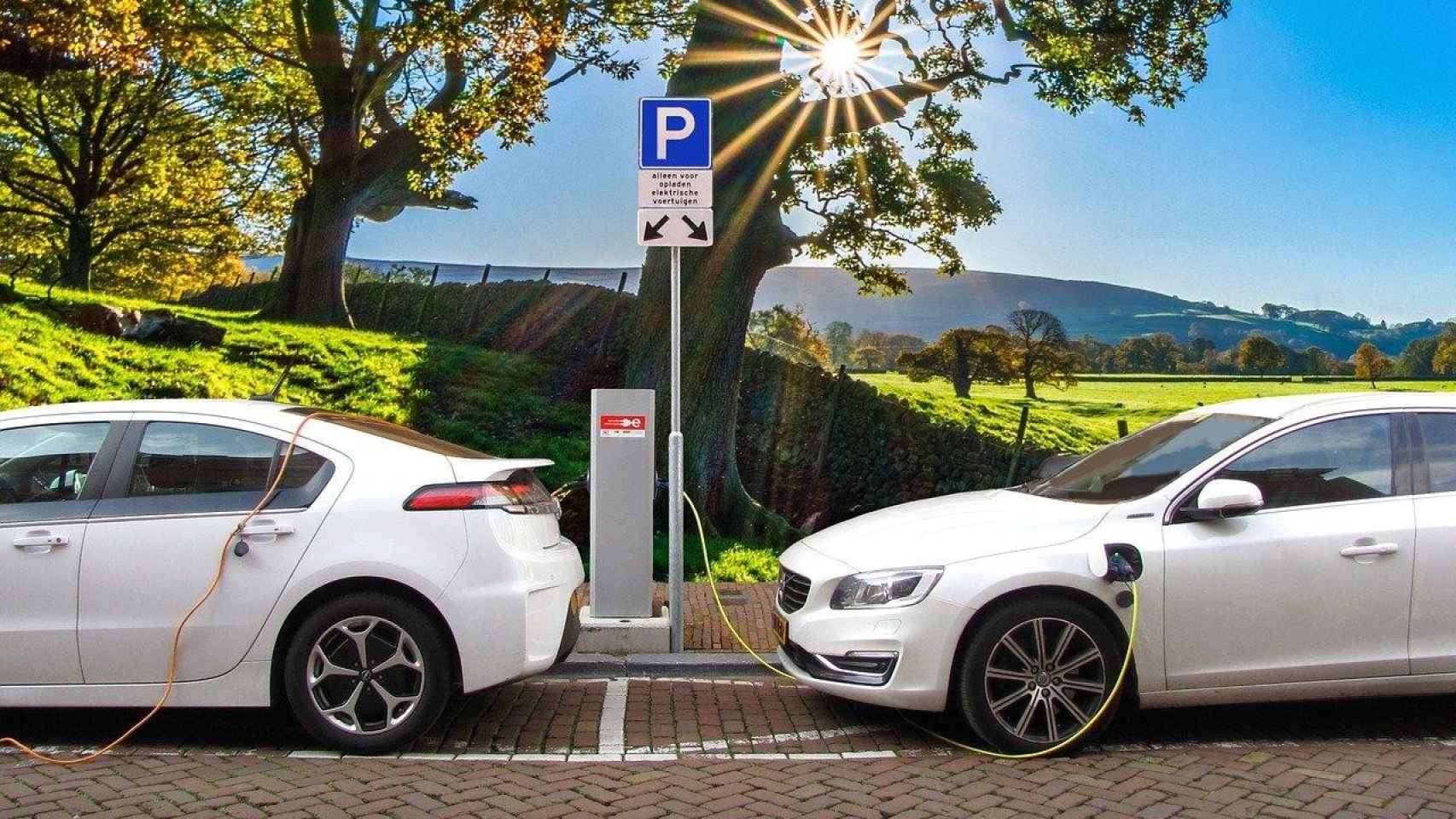Dos vehículos eléctricos, como los que quieren impulsar conjuntamente Naturgy y Renault / PIXABAY
