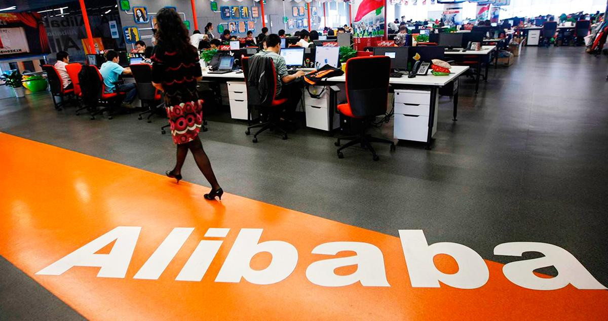 Imagen de oficinas de Alibaba, con personal de atención al cliente durante su jornada laboral / CG