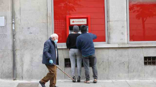 Dos personas sacan efectivo de un cajero / EUROPA PRESS