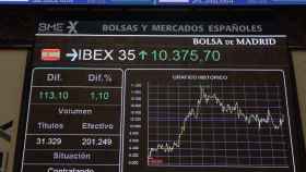 Pantallas con la evolución de las empreas del Ibex 35 en la Bolsa de Madrid / EFE