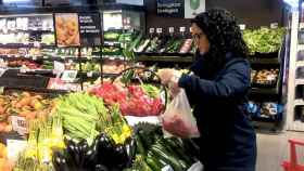 Una compra en un supermercado, símbolo del PIB español / EP