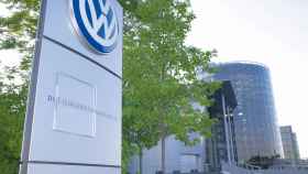 El logo de Volkswagen, la marca a la que Bruselas ha dado un año más para reparar los coches, en la sede de la compañía en Alemania / EP
