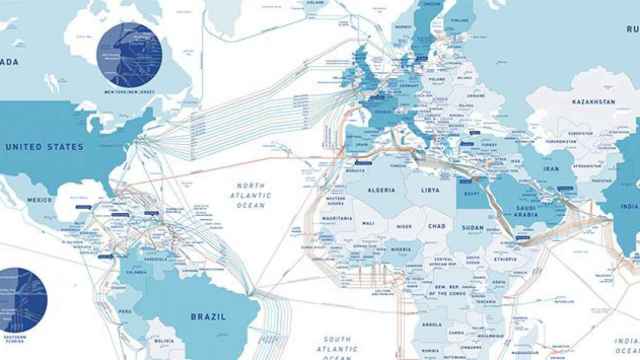 Entramado de cables submarinos que acercan el internet por mar / Telegeography