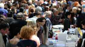 Miles de personas compran libros en Barcelona durante la Diada de Sant Jordi / EFE