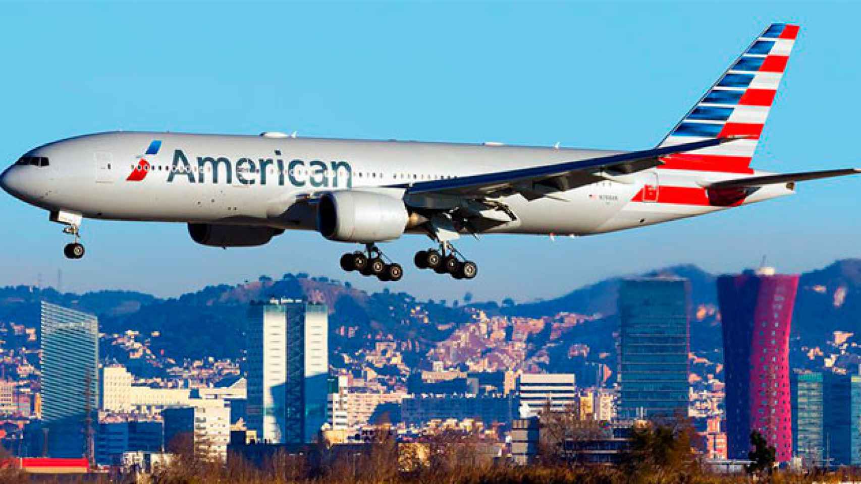 Una aeronave de American Airlines en plena operación en el aeropuerto de El Prat de Barcelona / CG