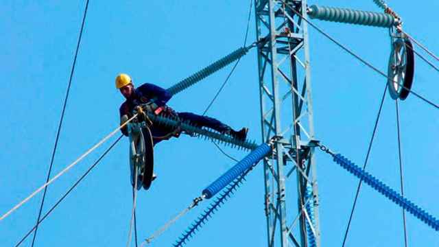 Un operario examina la red de Electricaribe en Colombia, en una imagen de archivo. / EFE