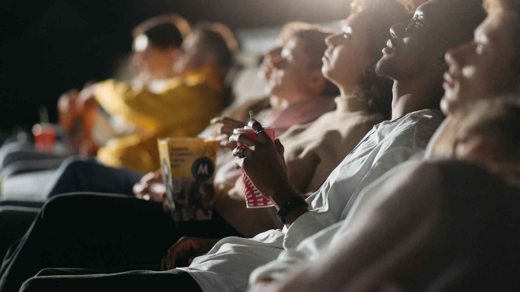 Espectadores en el cine viendo uno de los estrenos de la semana / PEXELS