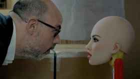 Jordi Basté, presentador del programa 'No pot ser', frente a una cabeza robótica / CG