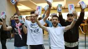 Compradores de iPhone X el día de su lanzamiento al mercado / EFE