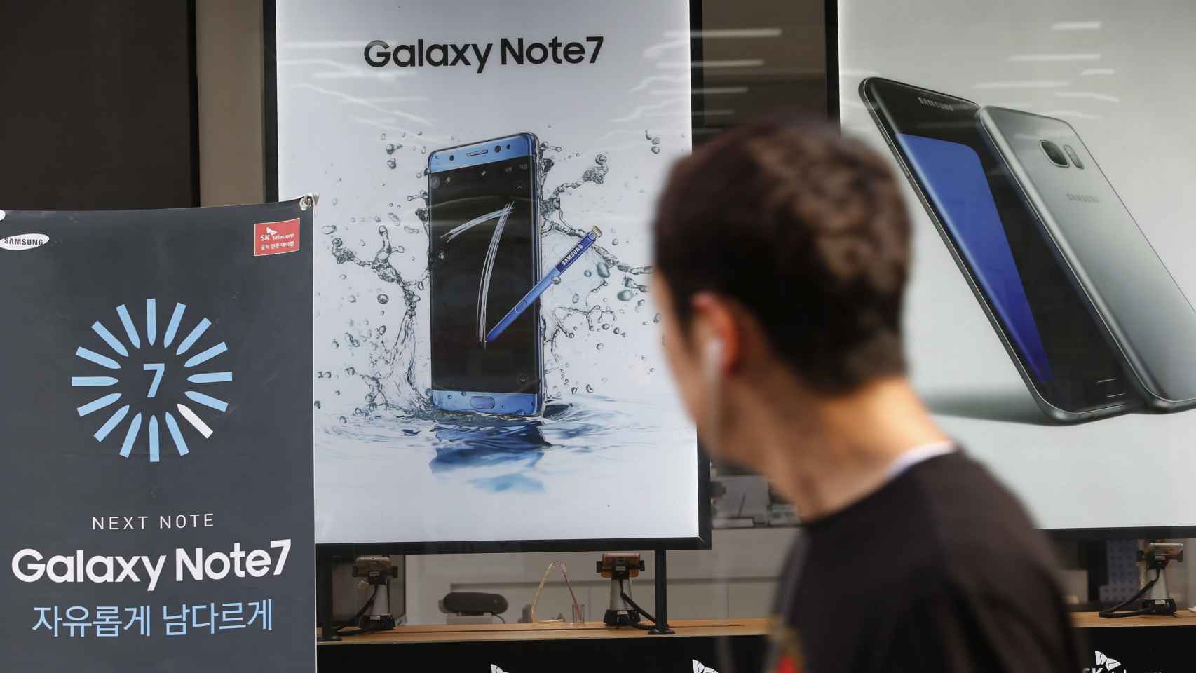 Un ciudadano ojea un escaparate con el Samsung Galaxy Note 7 en Corea del Sur / EFE