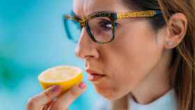 Una mujer trata de oler un limón ante el temor de haber perdido el olfato / EP