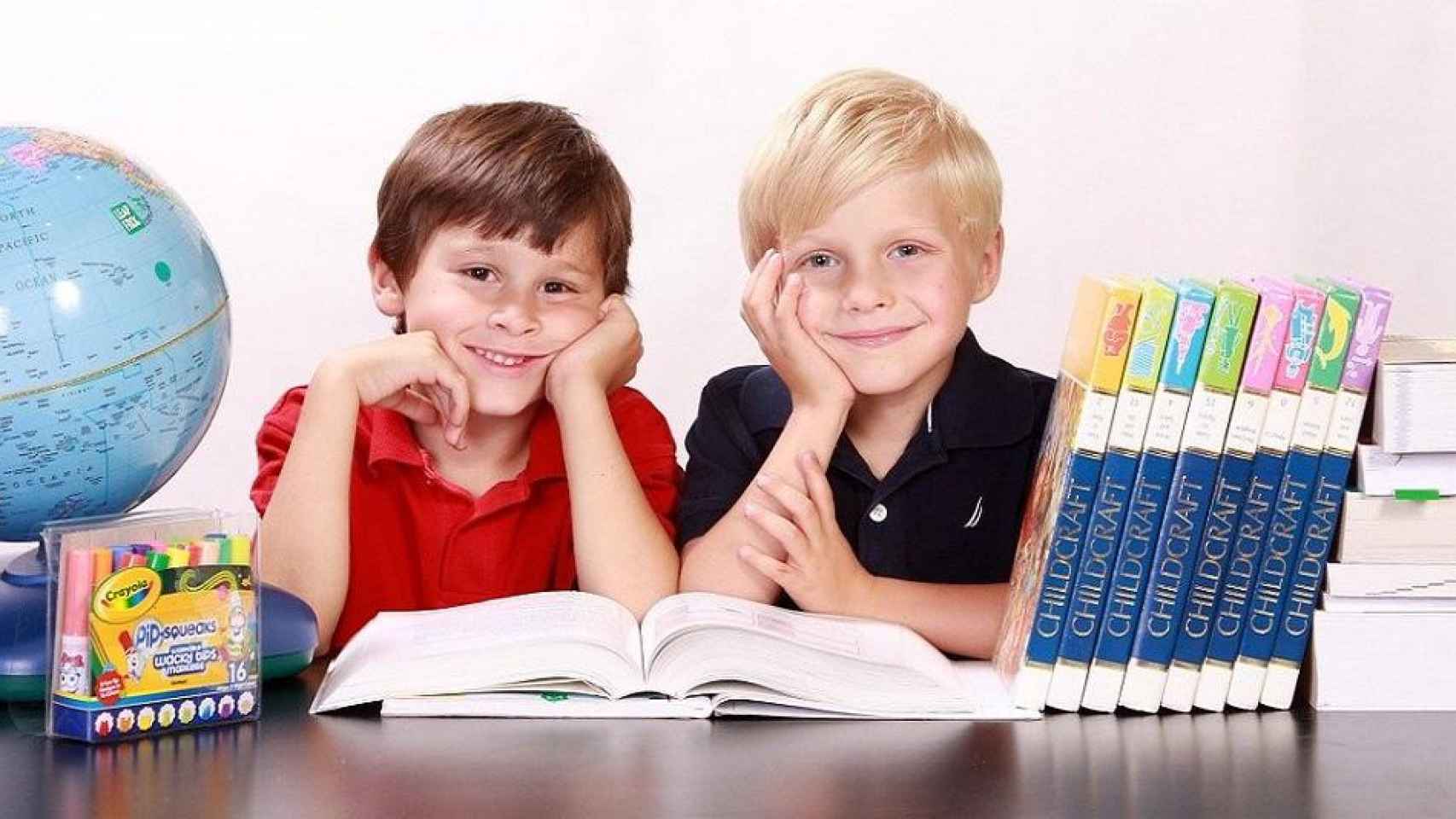 Niños estudiando en casa / White77 EN PIXABAY