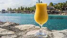 Una bebida en una playa del Caribe / Michelle Maria EN PIXABAY