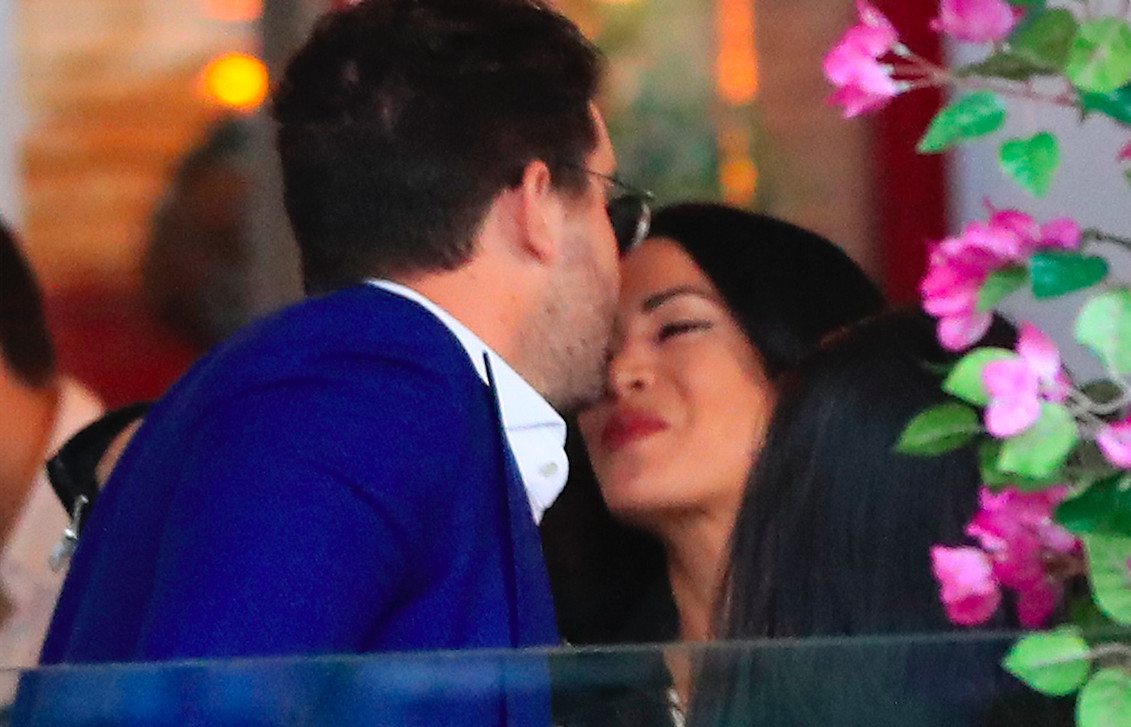 Alejandra Rubio se besa con su novio Tassio de la Vega en una terraza de Madrid / AGENCIAS